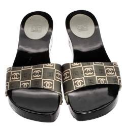 مملوكة مسبقًا Chanel Grey/White CC Logo Print Satin Wooden Clog Slides Size 41