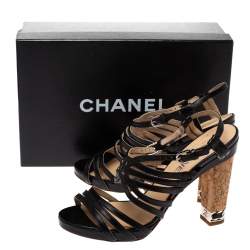 مملوكة مسبقًا صندل شانيل جلد أسود كعب فينيل مزخرف سلسلة بسيور مقاس 38.5