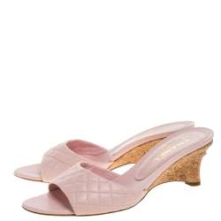 Pre Owned صندل شانيل مقدمة مفتوحة و كعب رروكي فليني مزين سي سي جلد مبطن وردي مقاس 38.5