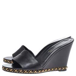 مملوكة مسبقًا صندل شانيل مقدمة مفتوحة و كعب روكي مزين سلسلة سي سي جلد أسود مقاس 39