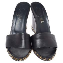 مملوكة مسبقًا صندل شانيل مقدمة مفتوحة و كعب روكي مزين سلسلة سي سي جلد أسود مقاس 39