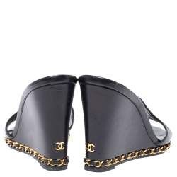 مملوكة مسبقًا صندل شانيل مقدمة مفتوحة و كعب روكي مزين سلسلة سي سي جلد أسود مقاس 39