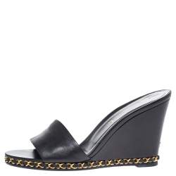 مملوكة مسبقًا صندل شانيل مقدمة مفتوحة و كعب روكي مزين سلسلة سي سي جلد أسود مقاس 39