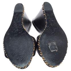 مملوكة مسبقًا صندل شانيل مقدمة مفتوحة و كعب روكي مزين سلسلة سي سي جلد أسود مقاس 39