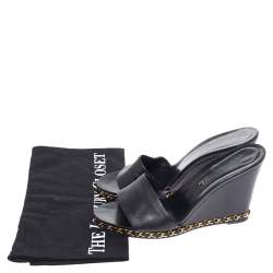 مملوكة مسبقًا صندل شانيل مقدمة مفتوحة و كعب روكي مزين سلسلة سي سي جلد أسود مقاس 39