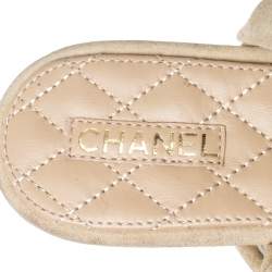 مملوكة مسبقًا صندل فلات شانيل مزخرف سلسلة جلد و سويدي بيج مقاس 39