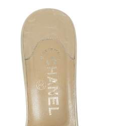 Pre Owned صندل سلايد شانيل جلد أزرق فاتح برباط وفيونكة سي سي مزخرف مقاس 39