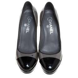 Pre Owned حذاء كعب عالي شانيل مقدمة سوداء مزين شعار الماركة سي سي جلد لامع أسود و رصاصي مقاس 38