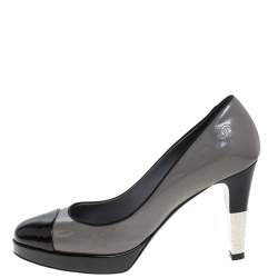 Pre Owned حذاء كعب عالي شانيل مقدمة سوداء مزين شعار الماركة سي سي جلد لامع أسود و رصاصي مقاس 38