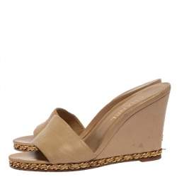 مملوكة مسبقًا Chanel Beige Leather Chain Me Wedge Slide Sandals Size 39