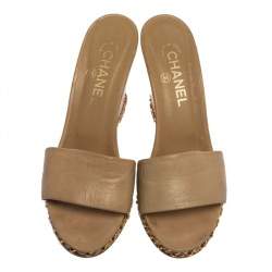 مملوكة مسبقًا Chanel Beige Leather Chain Me Wedge Slide Sandals Size 39