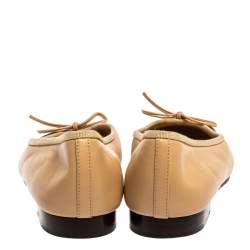 Pre Owned حذاء باليرينا فلات جلد لامع مقدمة سوداء مقاس 38.5