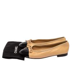 Pre Owned حذاء باليرينا فلات جلد لامع مقدمة سوداء مقاس 38.5