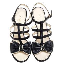 Pre Owned  صندل شانيل سير كاحل سي سي مقدمة مفتوحة قفصي فيونكة مزخرف لؤلؤ جلد أسود مقاس 39