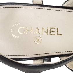 Pre Owned  صندل شانيل سير كاحل سي سي مقدمة مفتوحة قفصي فيونكة مزخرف لؤلؤ جلد أسود مقاس 39