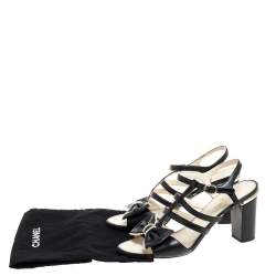 Pre Owned  صندل شانيل سير كاحل سي سي مقدمة مفتوحة قفصي فيونكة مزخرف لؤلؤ جلد أسود مقاس 39