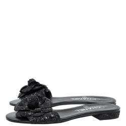 مملوكة مسبقًا صندل سلايد فلات شانيل مزخرف زهرة كاميليا و مزين شعار الماركة سي سي قماش غليتر كوارس أسود مقاس 36