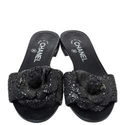 مملوكة مسبقًا صندل سلايد فلات شانيل مزخرف زهرة كاميليا و مزين شعار الماركة سي سي قماش غليتر كوارس أسود مقاس 36