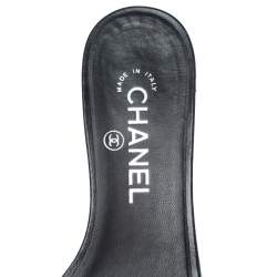 مملوكة مسبقًا صندل سلايد فلات شانيل مزخرف ز هرة كاميليا و مزين شعار الماركة سي سي قماش غليتر كوارس أسود مقاس 36