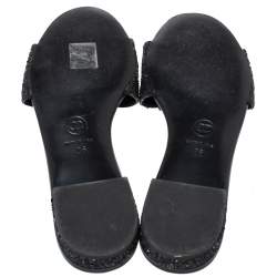 مملوكة مسبقًا صندل سلايد فلات شانيل مزخرف زهرة كاميليا و مزين شعار الماركة سي سي قماش غليتر كوارس أسود مقاس 36