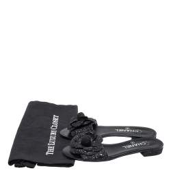 مملوكة مسبقًا صندل سلايد فلات شانيل مزخرف زهرة كاميليا و مزين شعار الماركة سي سي قماش غليتر كوارس أسود مقاس 36