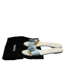 مملوكة مسبقًا صندل سلايد فلات شانيل مزين زهرة كاميليا جلد أزرق فاتح مقاس 41.5