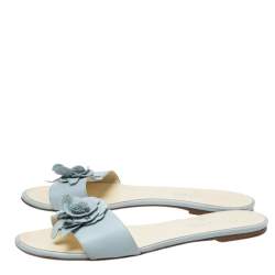 مم لوكة مسبقًا صندل سلايد فلات شانيل مزين زهرة كاميليا جلد أزرق فاتح مقاس 41.5