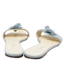 مملوكة مسبقًا صندل سلايد فلات شانيل مزين زهرة كاميليا جلد أزرق فاتح مقاس 41.5