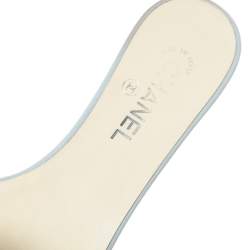 مملوكة مسبقًا صندل سلايد فلات شانيل مزين زهرة كاميليا جلد أزرق فاتح مقاس 41.5