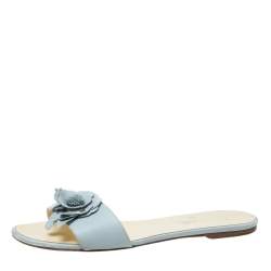 مملوكة مسبقًا صندل سلايد فلات شانيل مزين زهرة كاميليا جلد أزرق فاتح مقاس 41.5