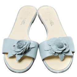 مملوكة مسبقًا صندل سلايد فلات شانيل مزين زهرة كاميليا جلد أزرق فاتح مقاس 41.5