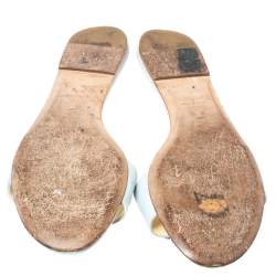 مملوكة مسبقًا صندل سلايد فلات شانيل مزين زهرة كاميليا جلد أزرق فاتح مقاس 41.5