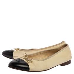 مملوكة مسبقًا Chanel Cream/Black Leather CC Cap Toe Ballet Flats Size 40