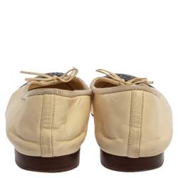 مملوكة مسبقًا Chanel Cream/Black Leather CC Cap Toe Ballet Flats Size 40