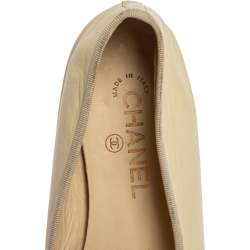 مملوكة مسبقًا Chanel Cream/Black Leather CC Cap Toe Ballet Flats Size 40