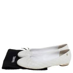 مملوكة مسبقًا Chanel White Quilted Leather Cap Toe Ballet Flats Size 38.5