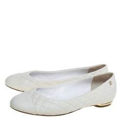 مملوكة مسبقًا Chanel White Quilted Leather Cap Toe Ballet Flats Size 38.5
