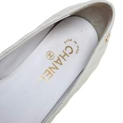 مملوكة مسبقًا Chanel White Quilted Leather Cap Toe Ballet Flats Size 38.5