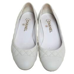 مملوكة مسبقًا Chanel White Quilted Leather Cap Toe Ballet Flats Size 38.5