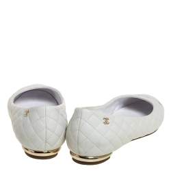 مملوكة مسبقًا Chanel White Quilted Leather Cap Toe Ballet Flats Size 38.5