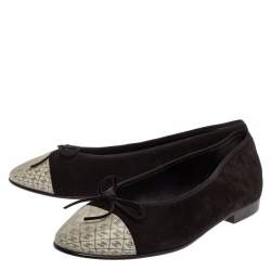 Pre Owned حذاء فلات بالرينا شانيل غطاء مقدمة سي سي 3دي هولوغرام سويدي أبيض/ أسود مقاس 38.5