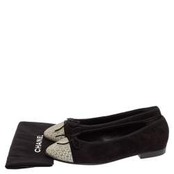 Pre Owned حذاء فلات بالرينا شانيل غطاء مقدمة سي سي 3دي هولوغرام سويدي أبيض/ أسود مقاس 38.5