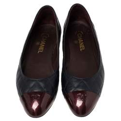 مملوكة مسبقًا Chanel Navy Blue/Burgundy Leather and Patent Leather CC Cap Ballet Flats Size 39
