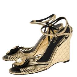 مملوكة مسبقًا صندل شانيل كعب روكي سير كاحل سير كاميليا لؤلؤ صناعي جلد ذهبي ميتالك مقاس 39