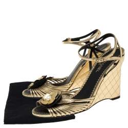 مملوكة مسبقًا صندل شانيل كعب روكي سير كاحل سير كاميليا لؤلؤ صناعي جلد ذهبي ميتالك مقاس 39