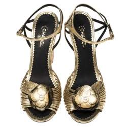 مملوكة مسبقًا صندل شانيل كعب روكي سير كاحل سير كاميليا لؤلؤ صناعي جلد ذهبي ميتالك مقاس 39