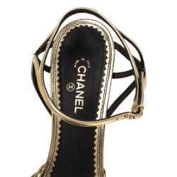 مملوكة مسبقًا صندل شانيل كعب روكي سير كاحل سير كاميليا لؤلؤ صناعي جلد ذهبي ميتالك مقاس 39