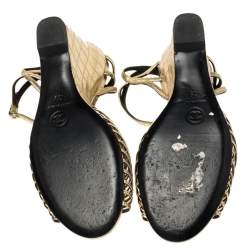 مملوكة مسبقًا صندل شانيل كعب روكي سير كاحل سير كاميليا لؤلؤ صناعي جلد ذهبي ميتالك مقاس 39