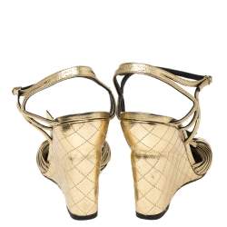 مملوكة مسبقًا صندل شانيل كعب روكي سير كاحل سير كاميليا لؤلؤ صناعي جلد ذهبي ميتالك مقاس 39