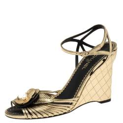 مملوكة مسبقًا صندل شانيل كعب روكي سير كاحل سير كاميليا لؤلؤ صناعي جلد ذهبي ميتالك مقاس 39